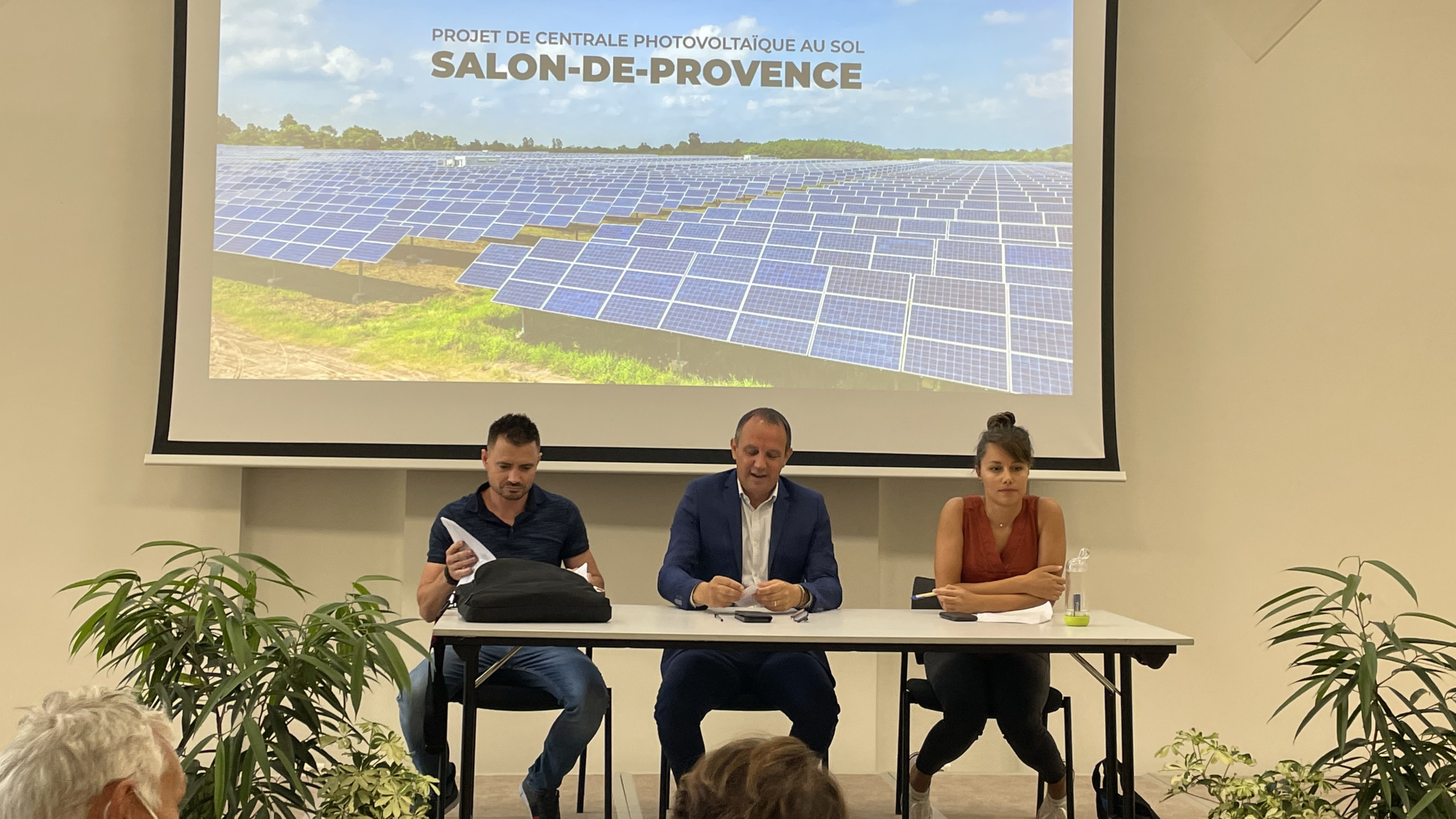 à lambesc, une mobilisation citoyenne s'organise contre l'installation de 20 000 panneaux solaires, soulevant des préoccupations environnementales et sociales.