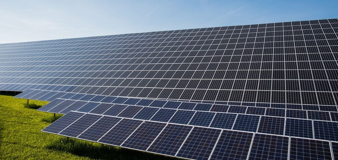 découvrez comment l'inde intensifie la production locale de panneaux solaires pour renforcer son autonomie énergétique et promouvoir les énergies renouvelables.