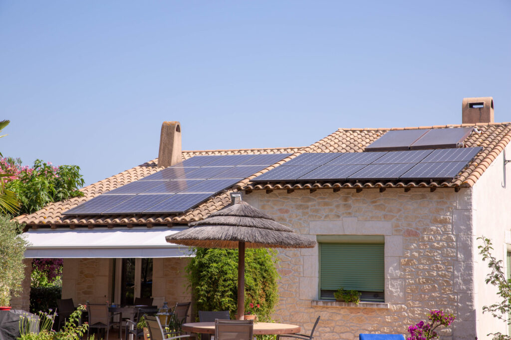 la loire-atlantique équipe ses vestiaires sportifs avec des panneaux solaires pour une énergie renouvelable et durable, favorisant un développement écologique local.