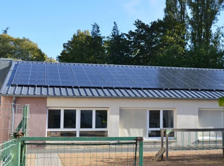 la loire-atlantique équipe ses vestiaires sportifs de panneaux solaires pour une énergie durable et écologique, favorisant un sport respectueux de l'environnement.