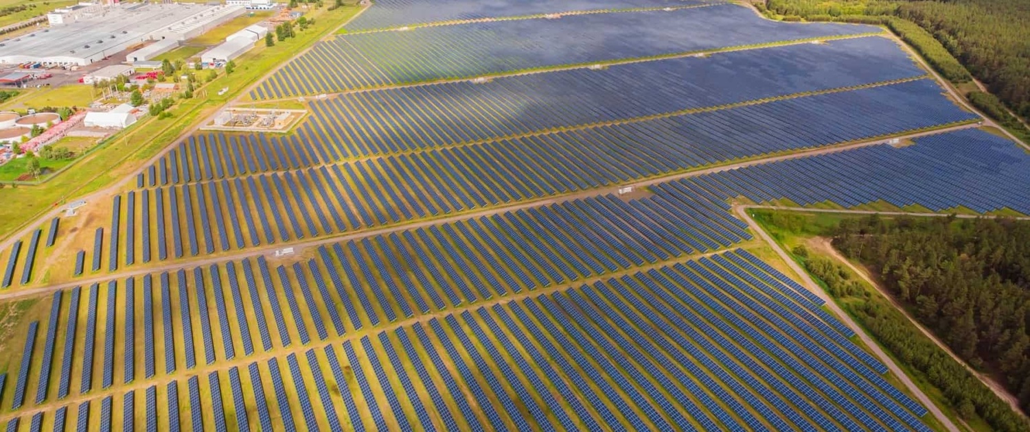 la loire-atlantique équipe ses vestiaires sportifs avec des panneaux solaires, une initiative pour favoriser l'énergie renouvelable et réduire l'empreinte écologique dans les infrastructures sportives.
