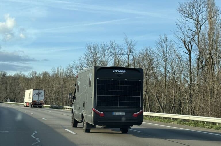 paccar intègre des panneaux solaires innovants aux camions pour améliorer l'efficacité énergétique et réduire l'empreinte écologique des véhicules lourds.