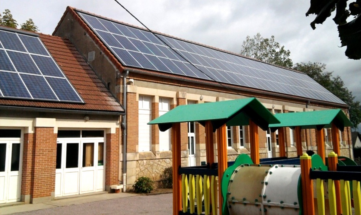 découvrez comment l'installation de panneaux solaires sur les bâtiments communaux favorise les énergies renouvelables, réduit les coûts énergétiques et contribue à la protection de l'environnement local.