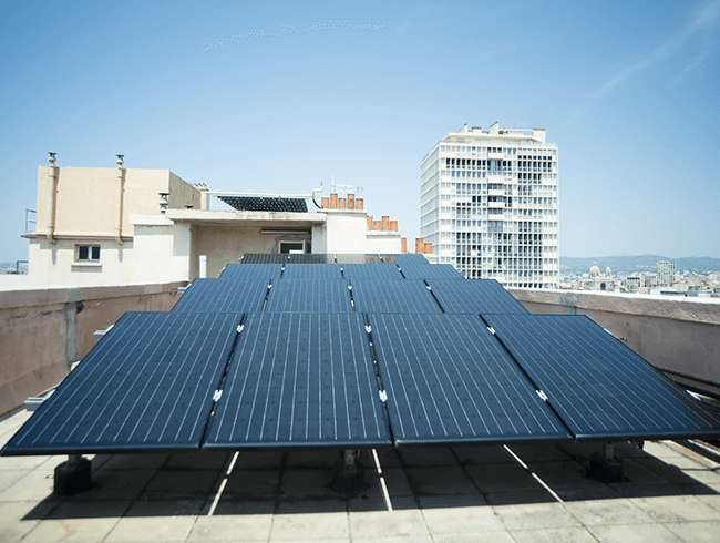 découvrez comment installer des panneaux solaires sur les bâtiments communaux pour promouvoir l'énergie renouvelable et réduire les coûts énergétiques locaux.