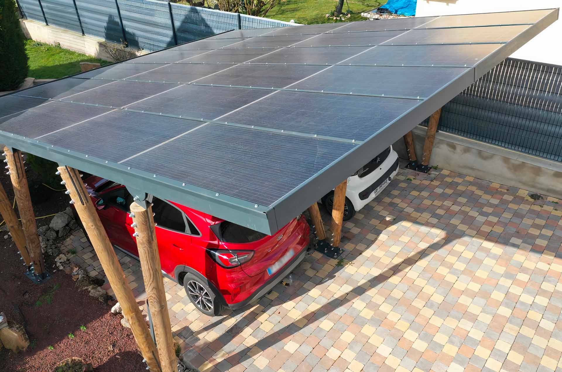 découvrez comment les panneaux solaires augmentent l'autonomie des voitures électriques en fournissant une énergie propre et renouvelable, améliorant ainsi l'efficacité et l'autonomie de vos déplacements.