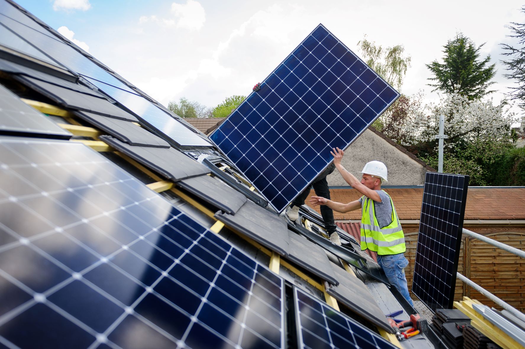 analyse du recul de l'emploi chez les petits installateurs photovoltaïques et ses impacts sur le secteur des énergies renouvelables.