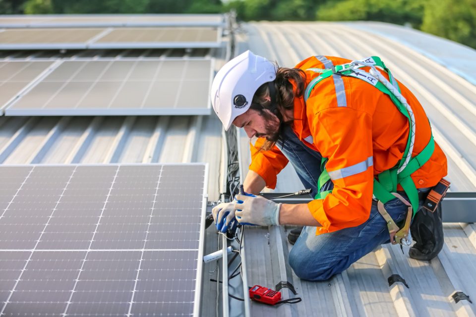 découvrez pourquoi l'emploi recule chez les petits installateurs photovoltaïques et quelles sont les conséquences pour le secteur de l'énergie solaire.