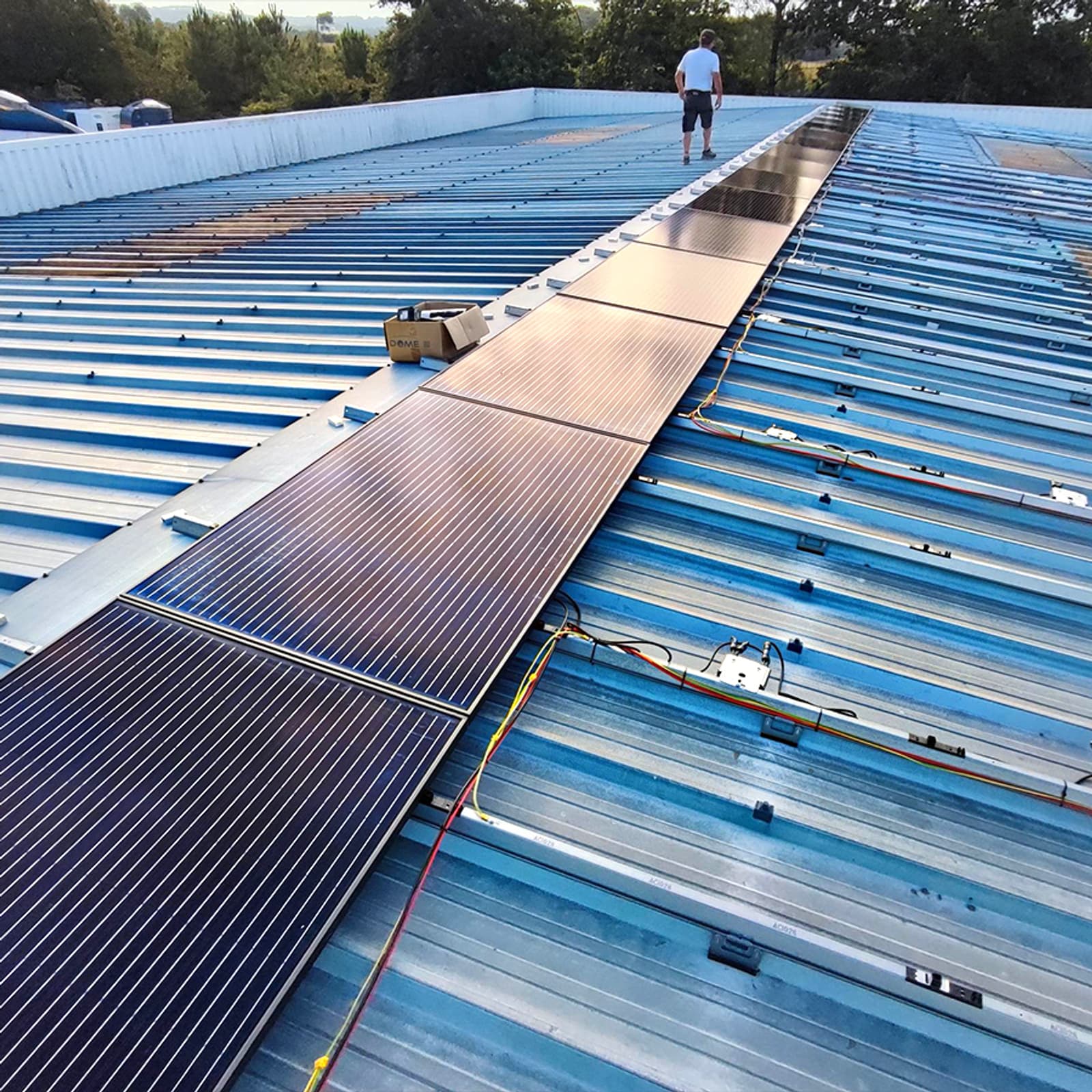 découvrez comment une escroquerie autour des panneaux solaires a conduit à un crédit piégé de 27 000 €, les précautions à prendre et les solutions pour protéger vos investissements.