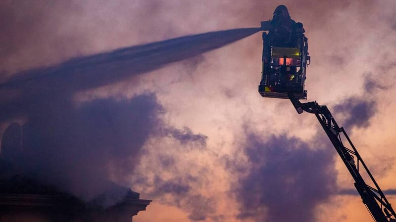 intervention des pompiers à baldenheim pour éteindre un feu sur une toiture équipée de panneaux solaires.