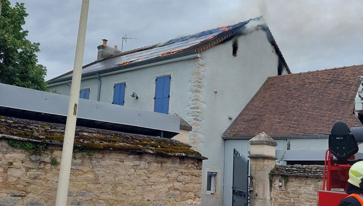 intervention rapide des pompiers pour éteindre un feu sur une toiture solaire à baldenheim, assurant la sécurité et limitant les dégâts.