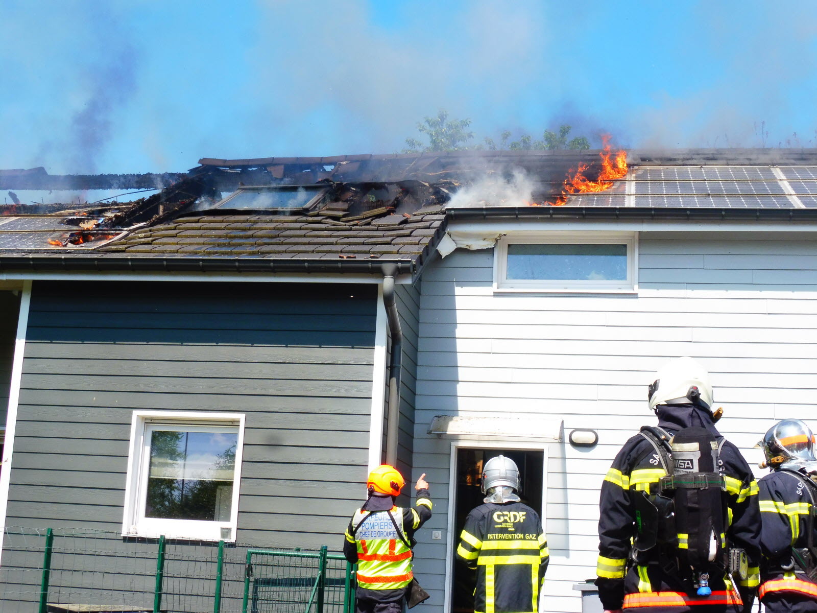 informations sur l'incendie survenu sur un toit équipé de panneaux photovoltaïques à baldenheim, ses causes, conséquences et mesures de prévention à adopter.