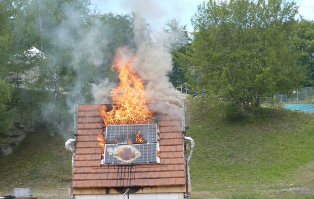 incendie sur le toit équipé de panneaux photovoltaïques à baldenheim : causes, risques et prévention pour assurer la sécurité et la durabilité des installations solaires.