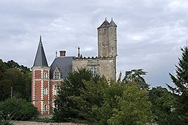 service de retrait de panneaux solaires à proximité de l'église et du château, alliant expertise et respect du patrimoine local.