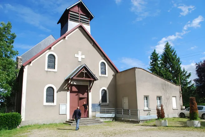 service de retrait de panneaux solaires situé à proximité de l'église et du château, alliant expertise et respect du patrimoine local.